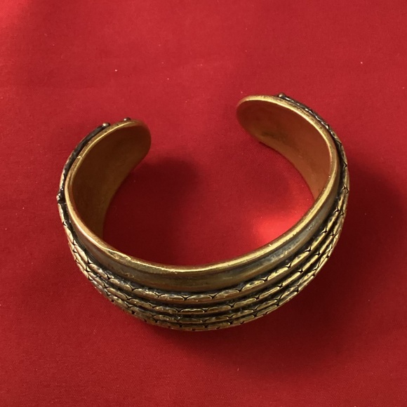 Large brass cuff bracelet - Picture 4 of 9